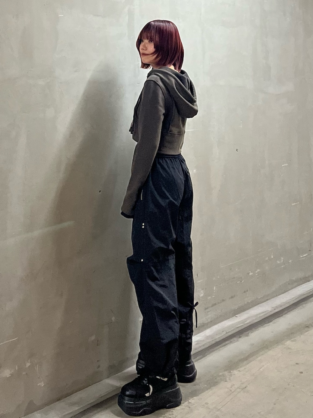 ブラウン系のTシャツ/カットソー、ブラック系のその他パンツ、ブラック系のスニーカーを着用したレディースの春コーディネートの2枚目の写真