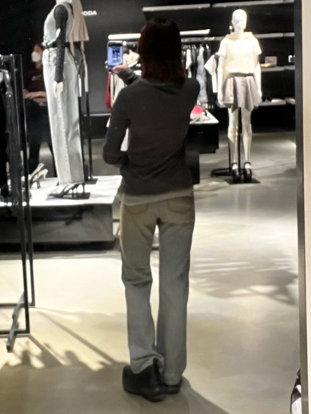 ブルー系のデニムパンツ、グレー系のTシャツ/カットソー、ブラック系のブーツを着用したレディースの春コーディネートの3枚目の写真