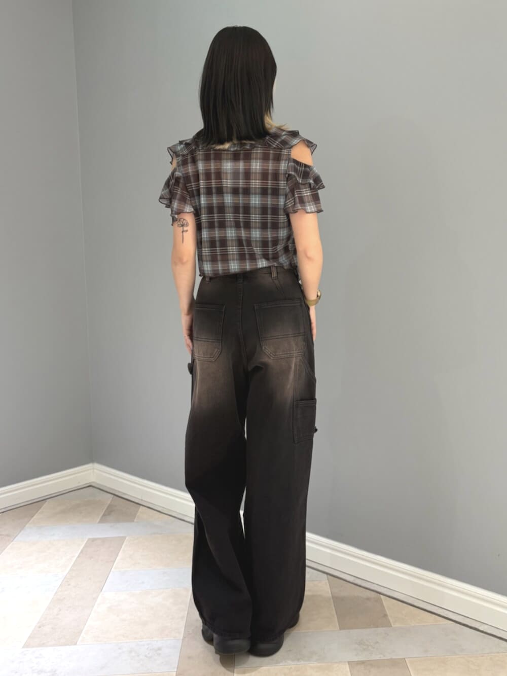 ブラック系のデニムパンツ、ブラウン系のTシャツ/カットソー、ブラック系のキャミソールを着用したレディースの夏コーディネートの3枚目の写真