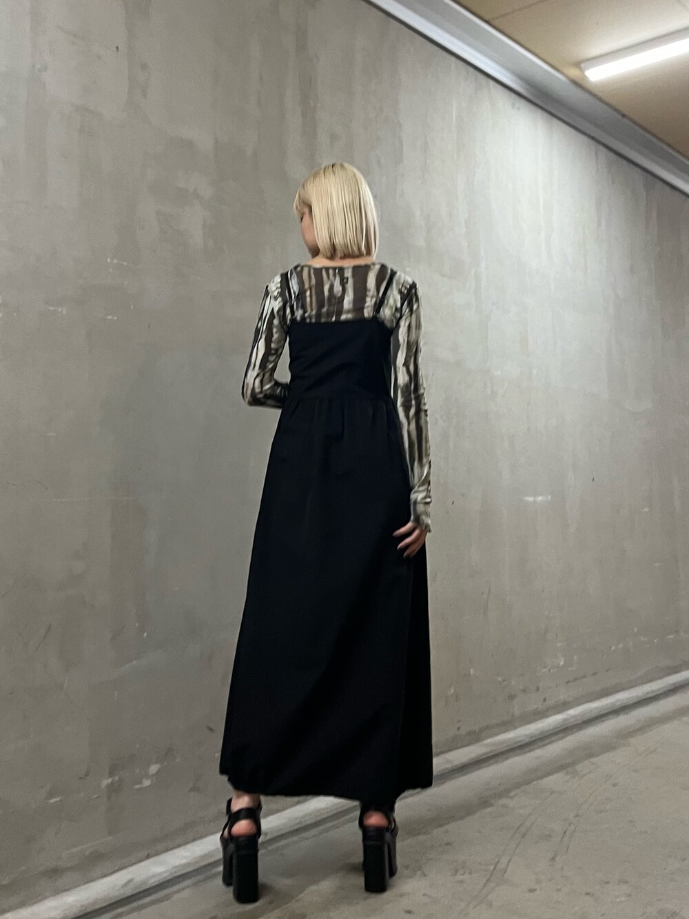 その他のTシャツ/カットソー、ブラック系のサンダル、ブラック系のワンピースを着用したレディースの春コーディネートの2枚目の写真