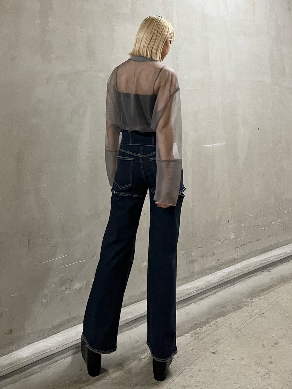 ブルー系のデニムパンツ、ブラック系のキャミソール、グレー系のTシャツ/カットソーを着用したレディースの春コーディネートの3枚目の写真