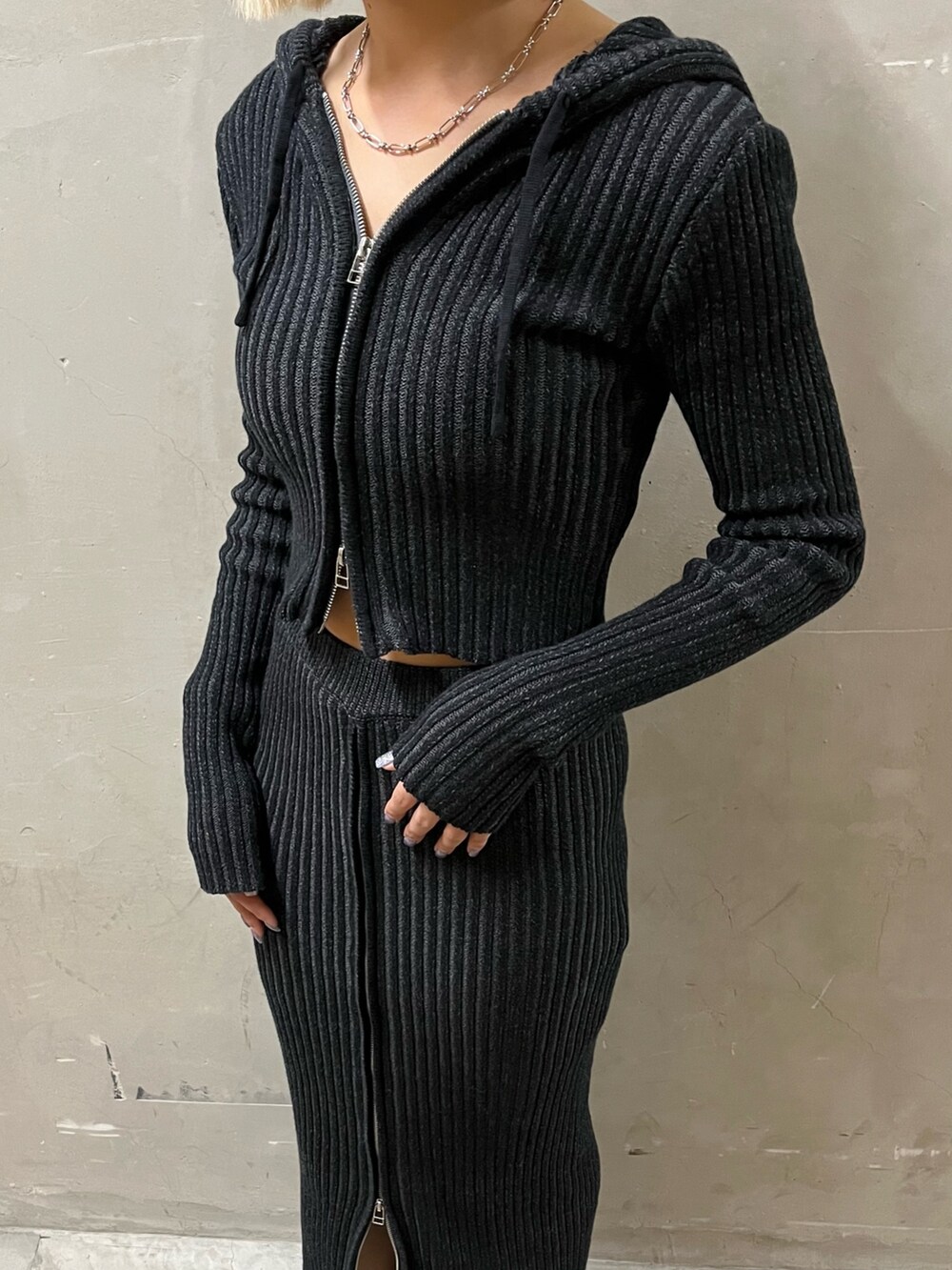 ブラック系のワンピース、ブラック系のスニーカーを着用したレディースの春コーディネートの4枚目の写真