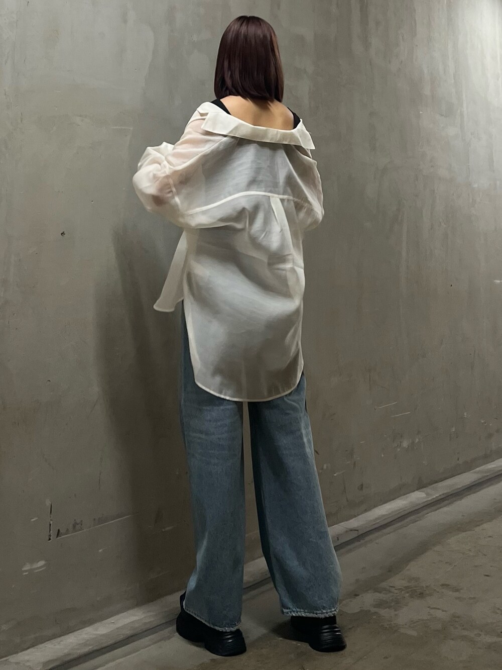 ブラック系のタンクトップ、ホワイト系のシャツ/ブラウス、ブルー系のデニムパンツを着用したレディースの春コーディネートの3枚目の写真