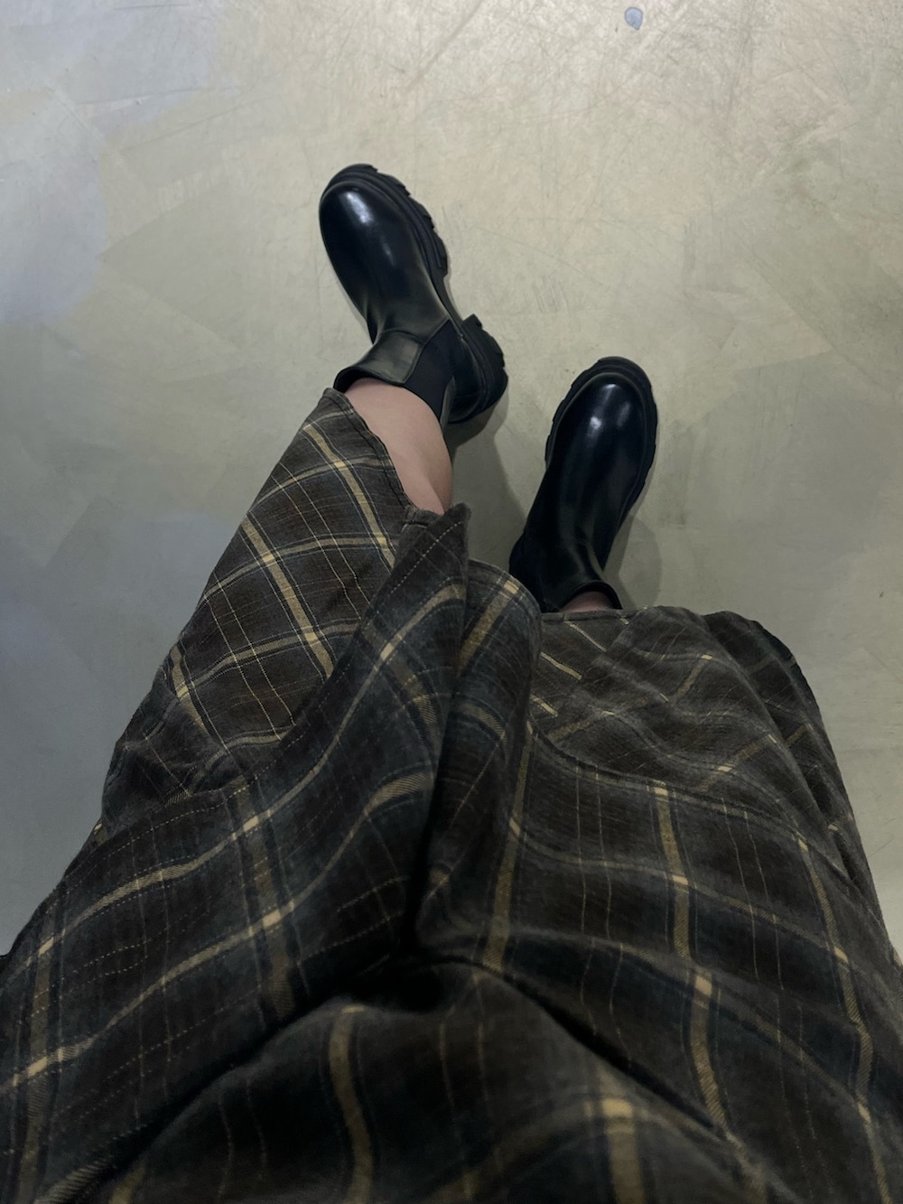 グリーン系のワンピース、ブルー系のデニムパンツ、ブラック系のサンダルを着用したレディースの夏コーディネートの5枚目の写真