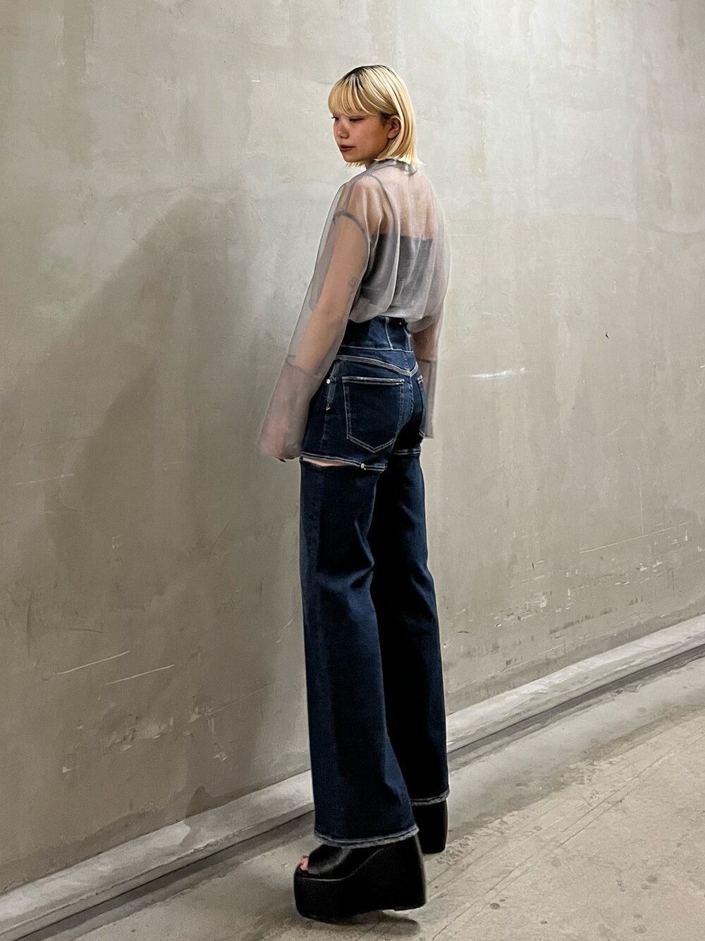 ブルー系のデニムパンツ、ブラック系のキャミソール、グレー系のTシャツ/カットソーを着用したレディースの春コーディネートの4枚目の写真