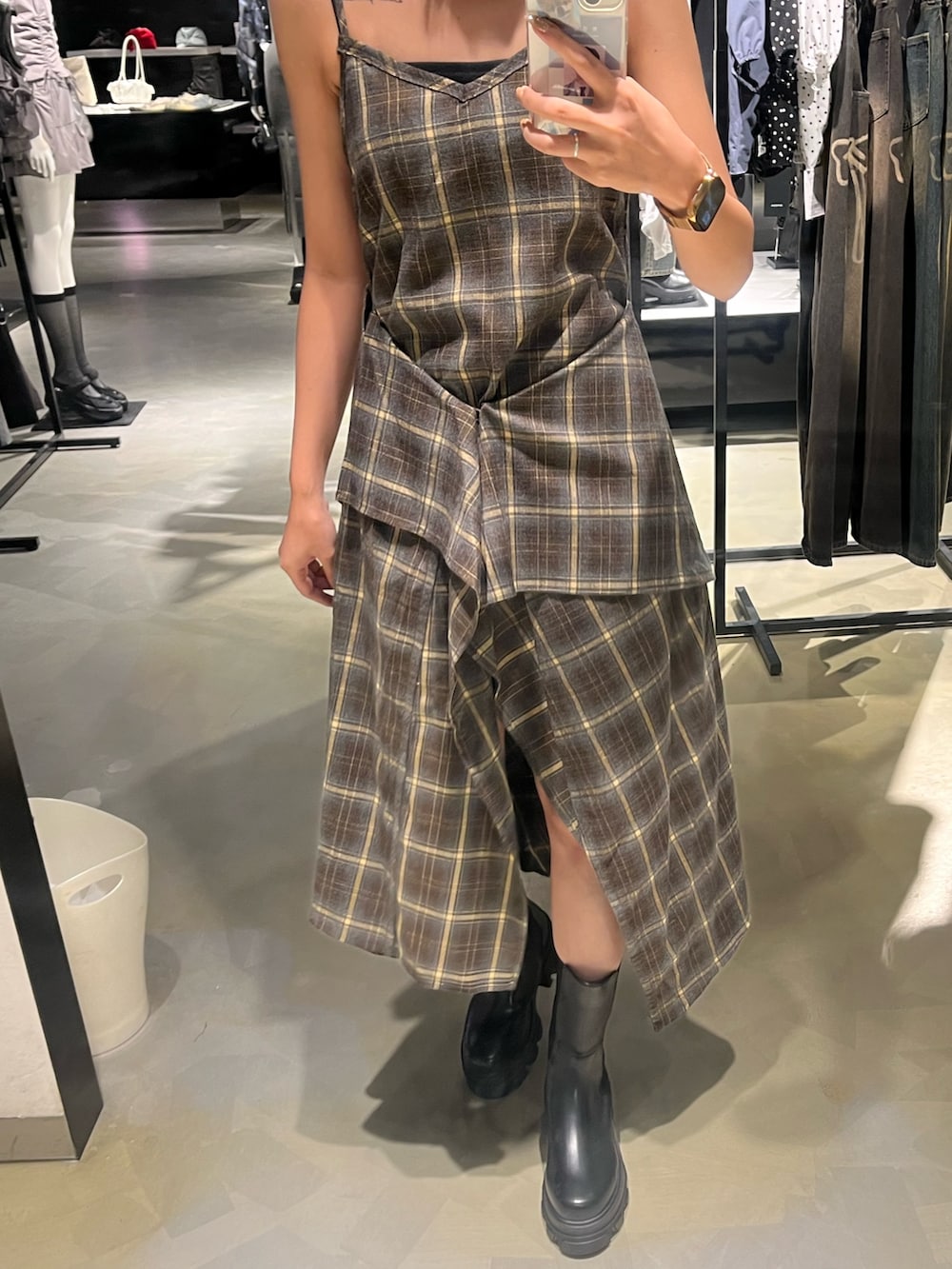 グリーン系のワンピース、ブルー系のデニムパンツ、ブラック系のサンダルを着用したレディースの夏コーディネートの4枚目の写真