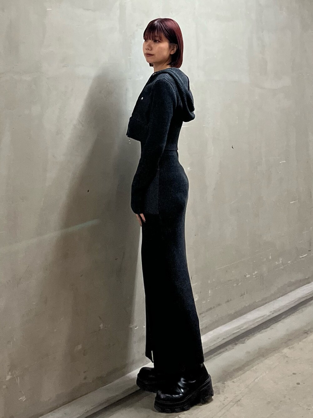 ブラック系のニット/セーター、ブラック系のワンピースを着用したレディースの春コーディネートの2枚目の写真