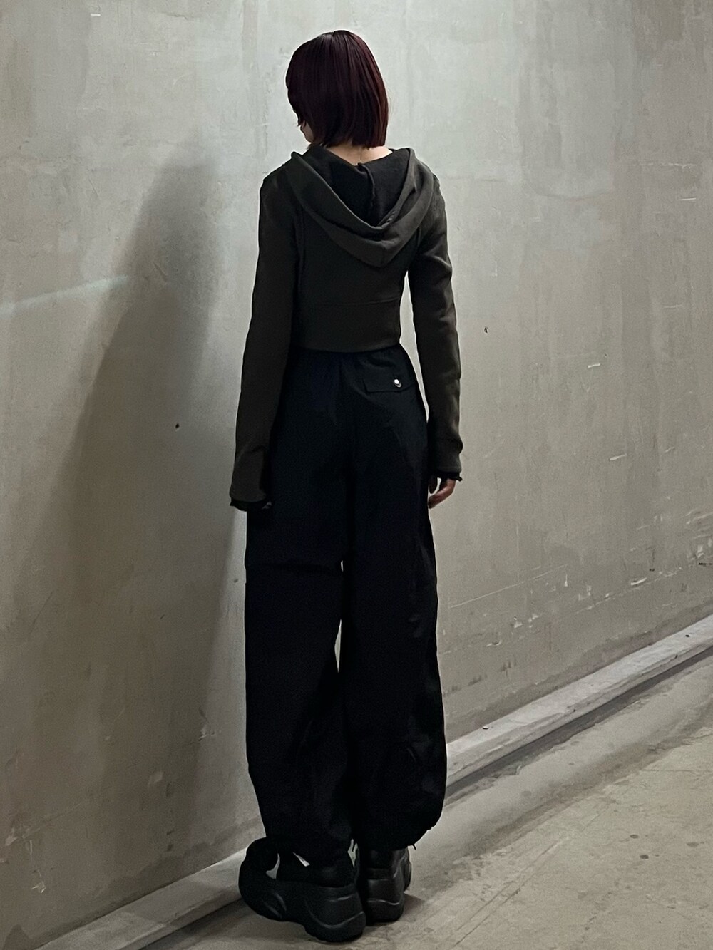 ブラウン系のTシャツ/カットソー、ブラック系のその他パンツ、ブラック系のスニーカーを着用したレディースの春コーディネートの3枚目の写真