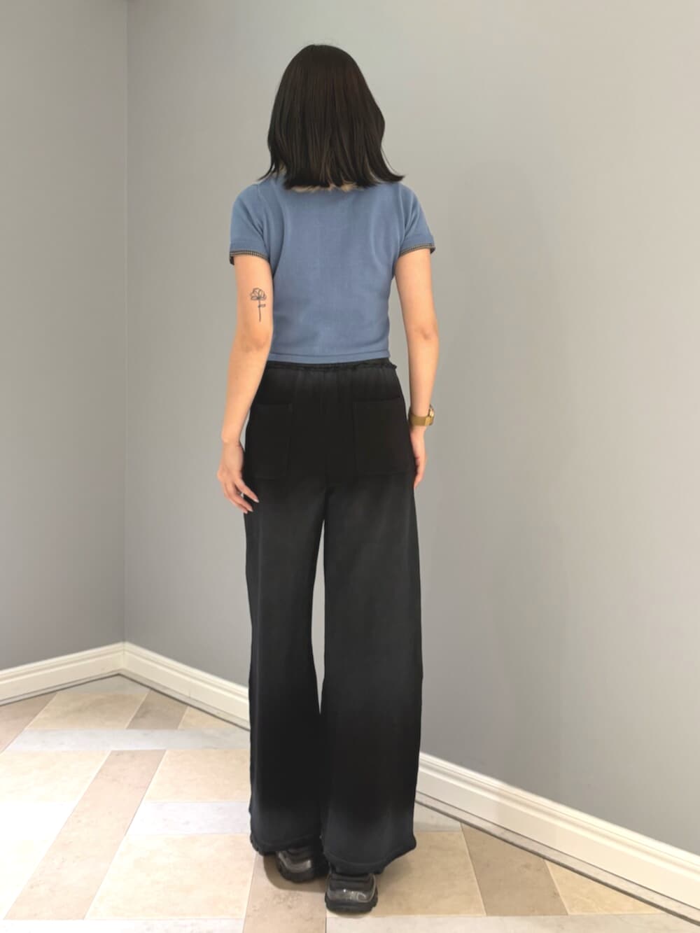 ブルー系のカーディガン/ボレロ、ブラック系のスウェットパンツを着用したレディースの夏コーディネートの3枚目の写真
