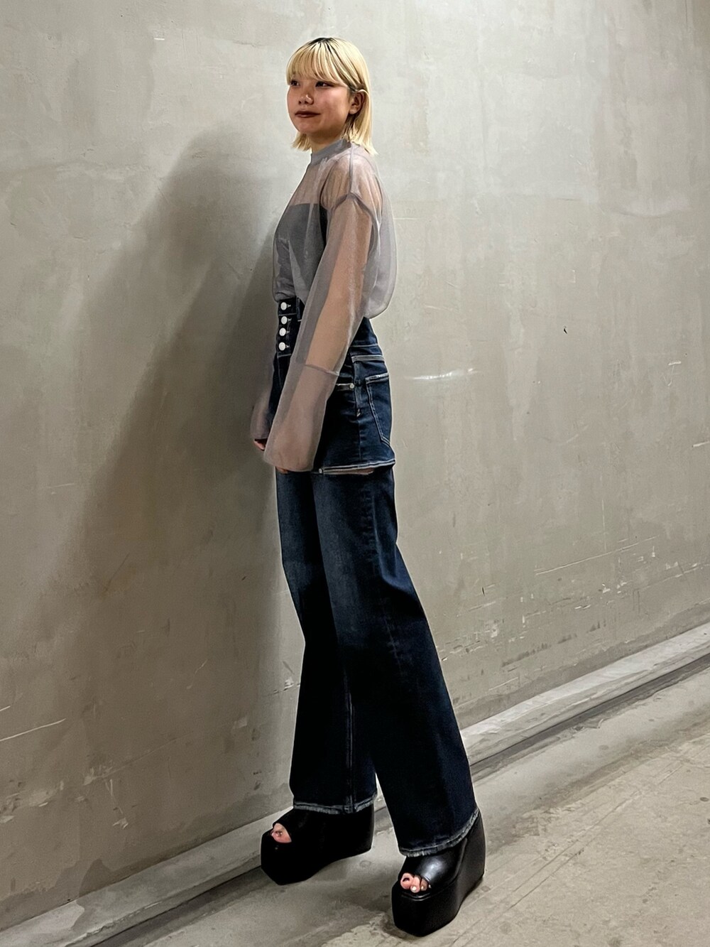 ブルー系のデニムパンツ、ブラック系のキャミソール、グレー系のTシャツ/カットソーを着用したレディースの春コーディネートの2枚目の写真