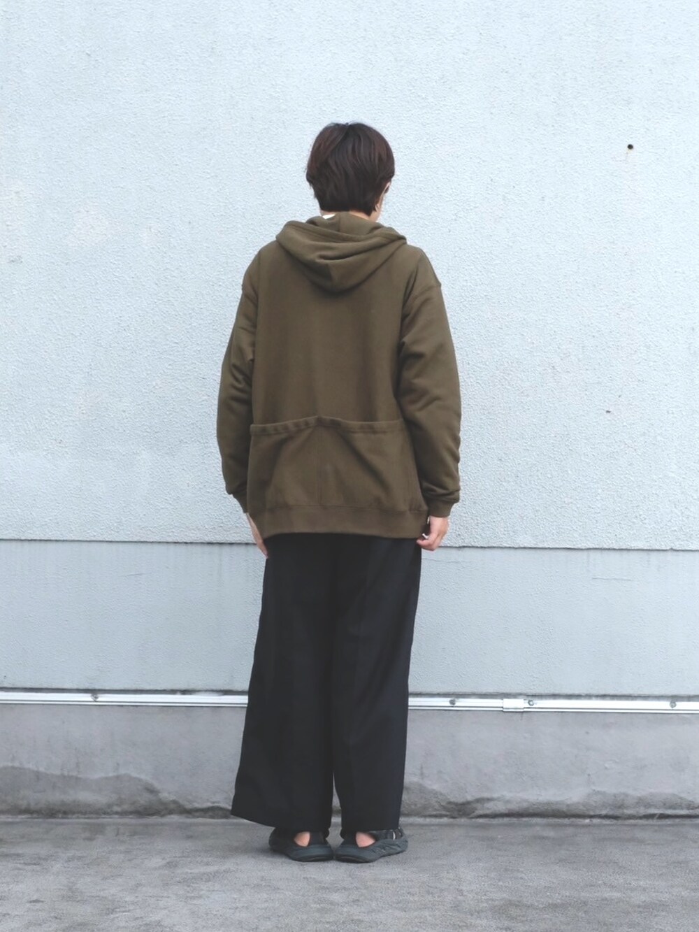 ブラック系のその他パンツ、ホワイト系のシャツ/ブラウス、グリーン系のスウェットを着用したレディースの夏コーディネートの3枚目の写真