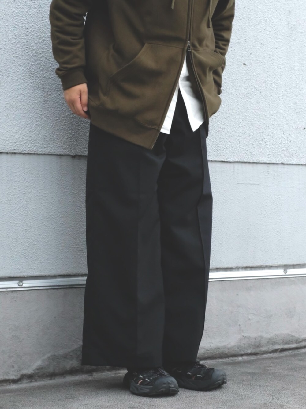 ブラック系のその他パンツ、ホワイト系のシャツ/ブラウス、グリーン系のスウェットを着用したレディースの夏コーディネートの5枚目の写真