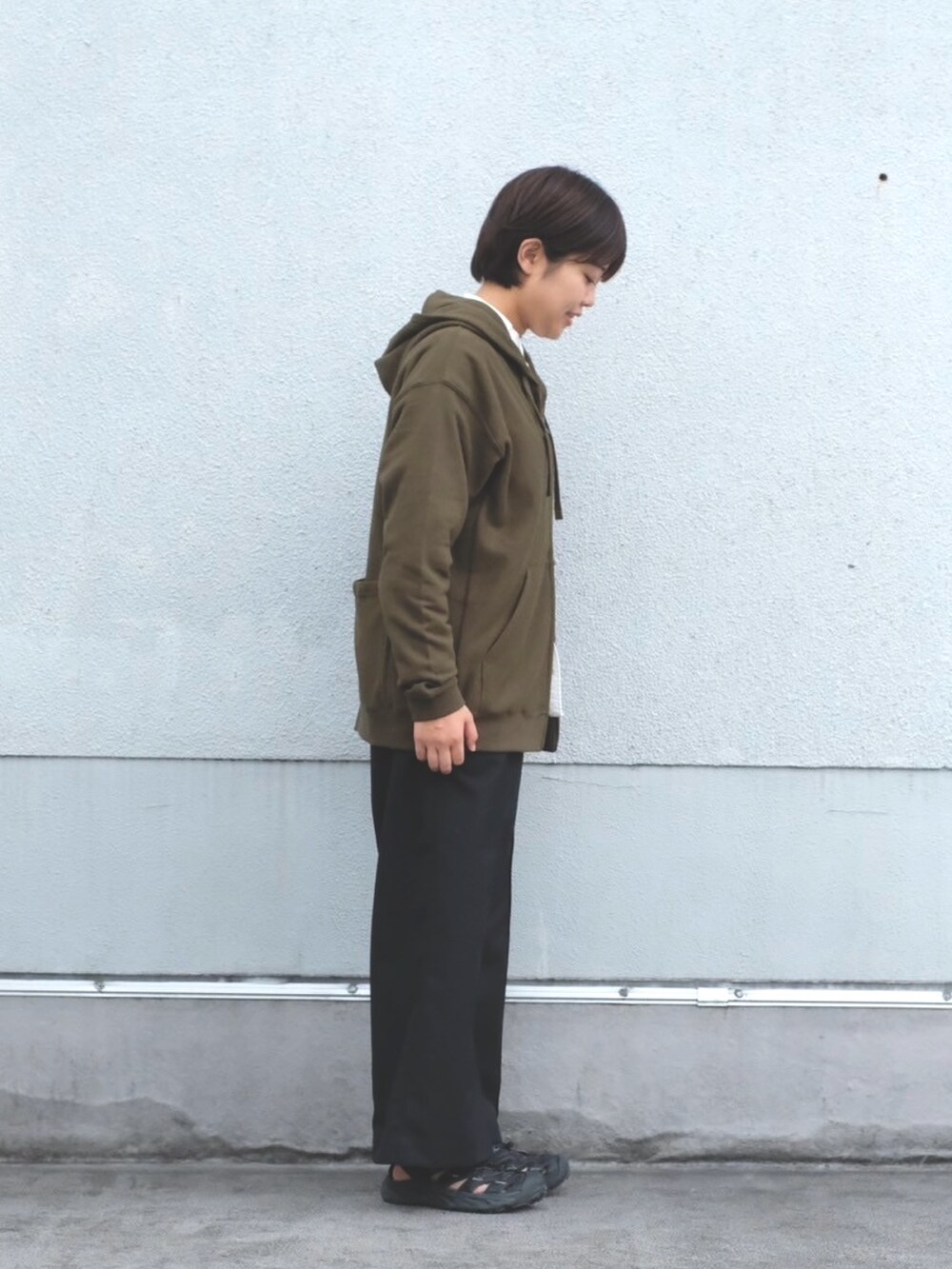 ブラック系のその他パンツ、ホワイト系のシャツ/ブラウス、グリーン系のスウェットを着用したレディースの夏コーディネートの4枚目の写真