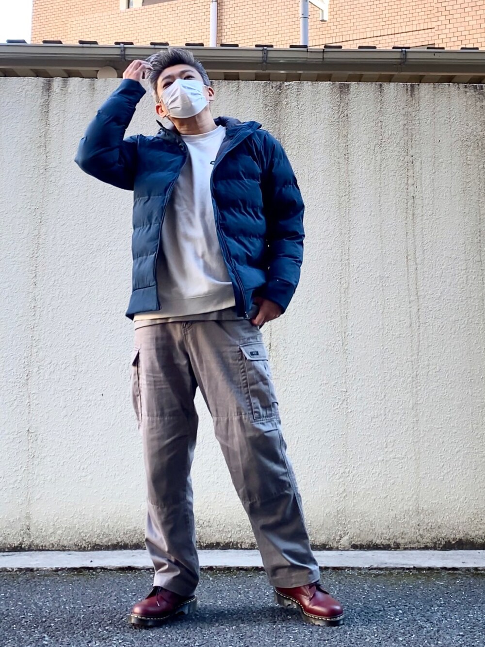 レッド系のブーツ、グレー系のカーゴパンツ、グレー系のTシャツ/カットソーを着用したメンズの冬コーディネートの3枚目の写真