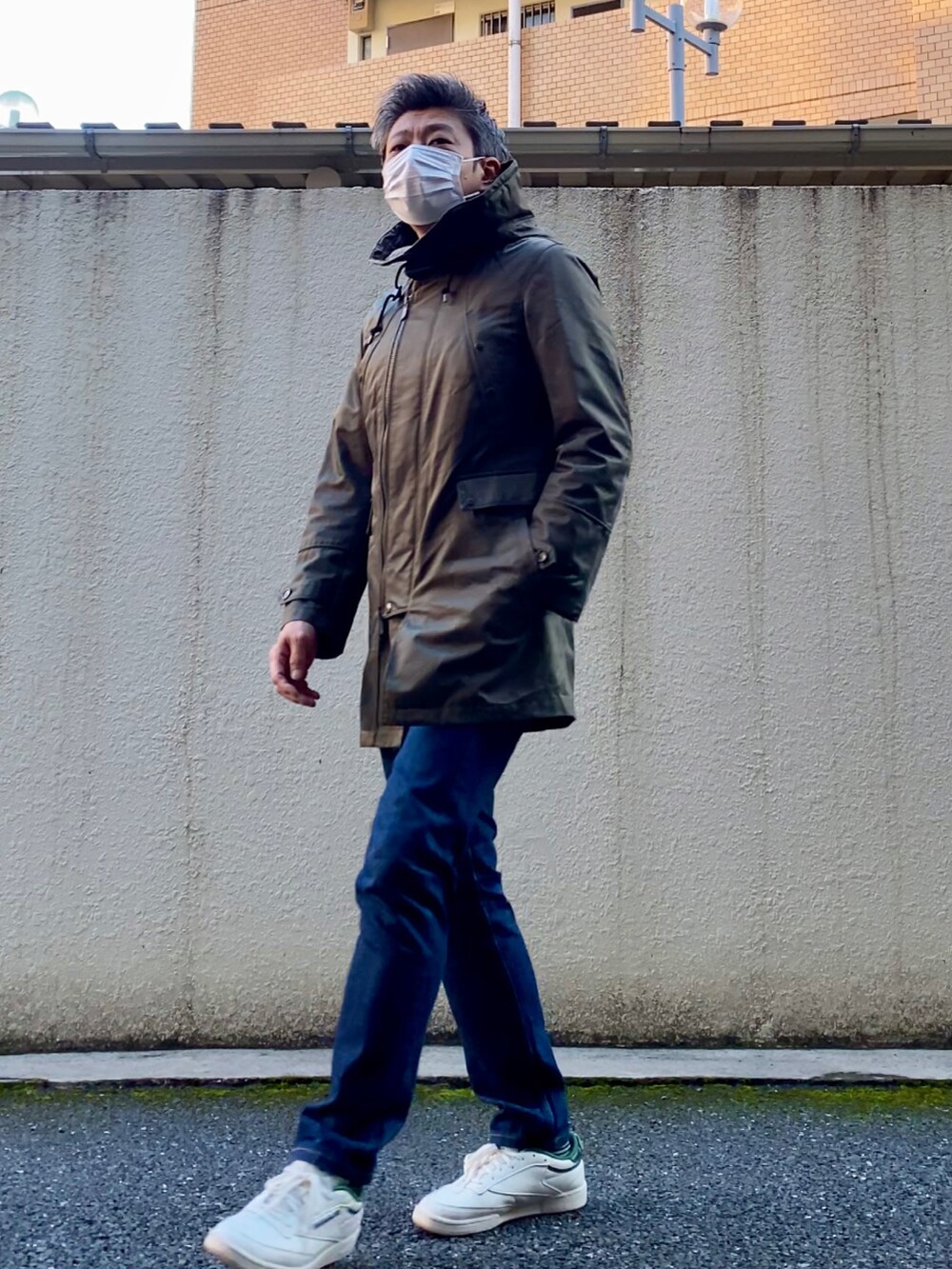 「古着、スウェット、デニム、モッズコート、A.P.C.、レイヤードスタイル、カーキ、休日スタイル、古着MIX、きれいめカジュアル、カジュアルコーデ、Lui's、秋コーデ、UNIQLO+J、BLACKBARRETT by NEIL BARRETT」｜「Reebokのクラブ シー [Club C 85 Shoes] リーボック（スニーカー、グリーン系）」を使った、こすちんさん（メンズ・178cm）の秋コーディネートの4枚目の写真