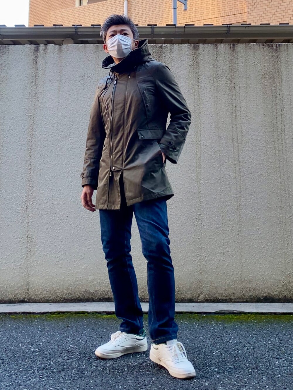 「古着、スウェット、デニム、モッズコート、A.P.C.、レイヤードスタイル、カーキ、休日スタイル、古着MIX、きれいめカジュアル、カジュアルコーデ、Lui's、秋コーデ、UNIQLO+J、BLACKBARRETT by NEIL BARRETT」｜「Reebokのクラブ シー [Club C 85 Shoes] リーボック（スニーカー、グリーン系）」を使った、こすちんさん（メンズ・178cm）の秋コーディネートの3枚目の写真