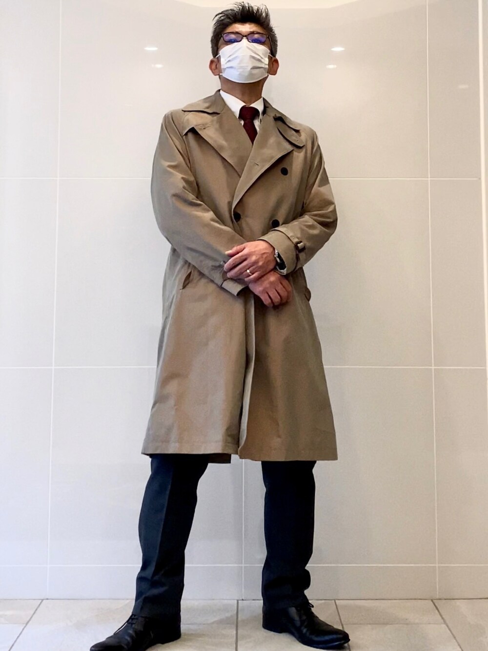 グレー系のスーツセット、ベージュ系のその他アウターを着用したメンズの秋コーディネートの2枚目の写真