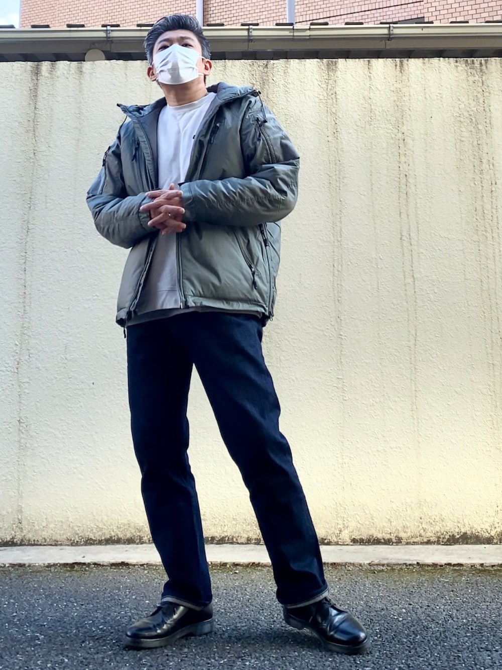 ブラック系のドレスシューズ、ブルー系のデニムパンツ、グレー系のTシャツ/カットソーを着用したメンズの冬コーディネートの2枚目の写真