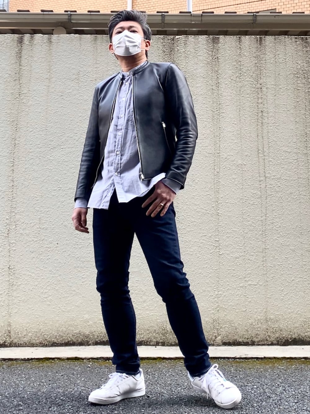 ホワイト系のスニーカー、ブルー系のデニムパンツ、グレー系のシャツ/ブラウスを着用したメンズの春コーディネートの2枚目の写真