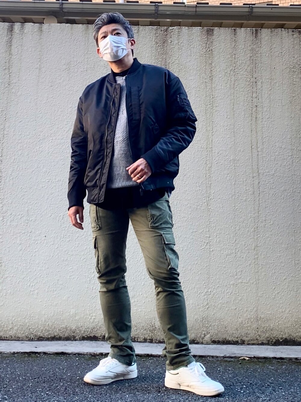 グリーン系のスニーカー、グリーン系のカーゴパンツ、グレー系のニット/セーターを着用したメンズの冬コーディネートの5枚目の写真