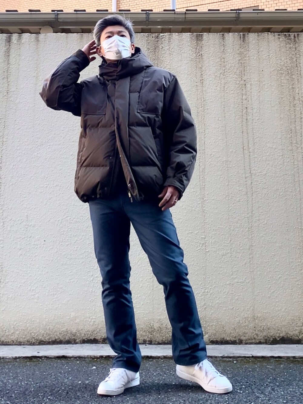 ホワイト系のスニーカー、ブルー系のデニムパンツ、ブルー系のシャツ/ブラウスを着用したメンズの冬コーディネートの2枚目の写真