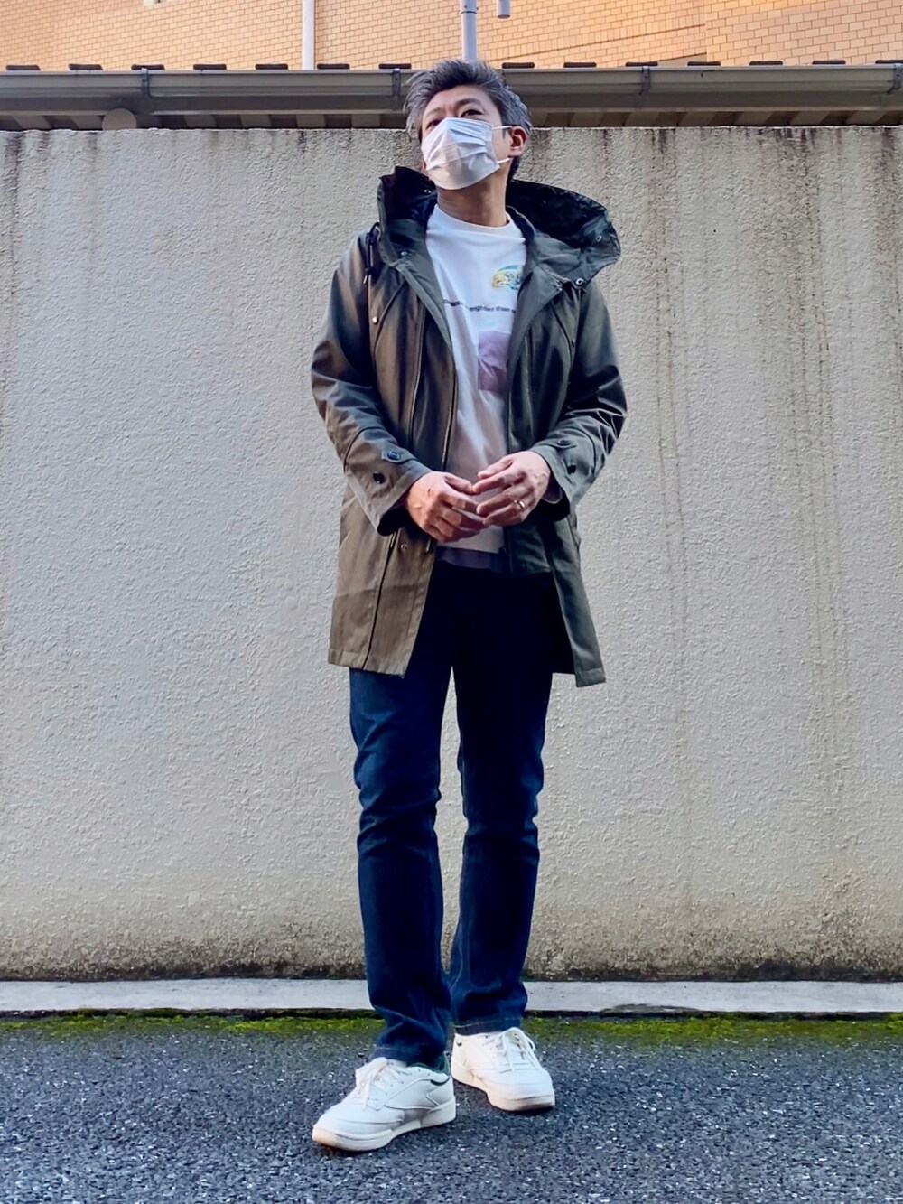 「古着、スウェット、デニム、モッズコート、A.P.C.、レイヤードスタイル、カーキ、休日スタイル、古着MIX、きれいめカジュアル、カジュアルコーデ、Lui's、秋コーデ、UNIQLO+J、BLACKBARRETT by NEIL BARRETT」｜「Reebokのクラブ シー [Club C 85 Shoes] リーボック（スニーカー、グリーン系）」を使った、こすちんさん（メンズ・178cm）の秋コーディネートの2枚目の写真