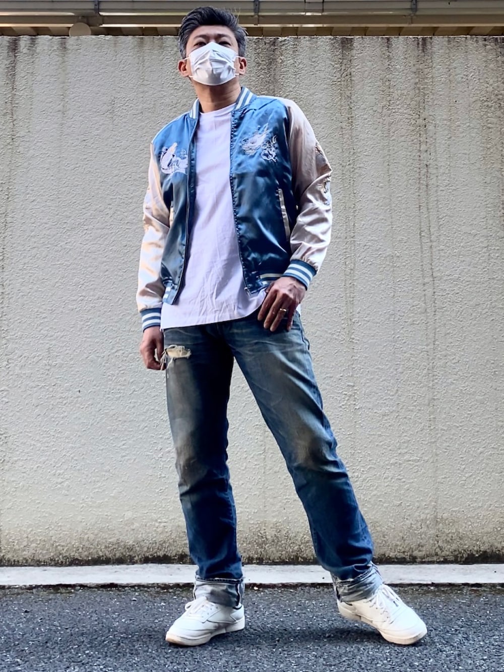 グリーン系のスニーカー、ブルー系のデニムパンツ、ホワイト系のTシャツ/カットソーを着用したメンズの春コーディネートの2枚目の写真