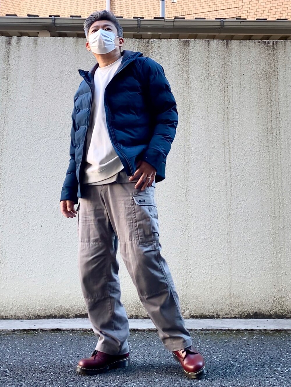 レッド系のブーツ、グレー系のカーゴパンツ、グレー系のTシャツ/カットソーを着用したメンズの冬コーディネートの4枚目の写真