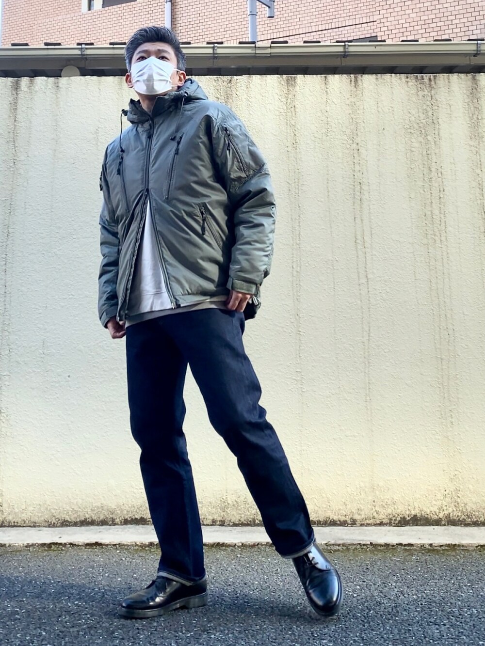 ブラック系のドレスシューズ、ブルー系のデニムパンツ、グレー系のTシャツ/カットソーを着用したメンズの冬コーディネートの3枚目の写真