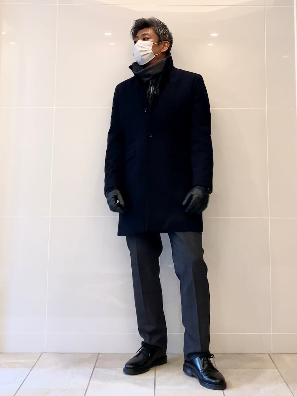 ブラック系のドレスシューズ、グレー系のスーツセット、ブルー系のその他アウターを着用したメンズの冬コーディネートの3枚目の写真