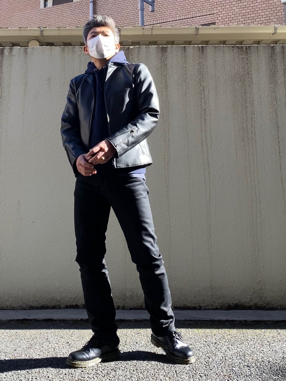 ブラック系のデニムパンツ、ブラック系のドレスシューズ、ブラック系のライダースジャケットを着用したメンズの冬コーディネートの2枚目の写真