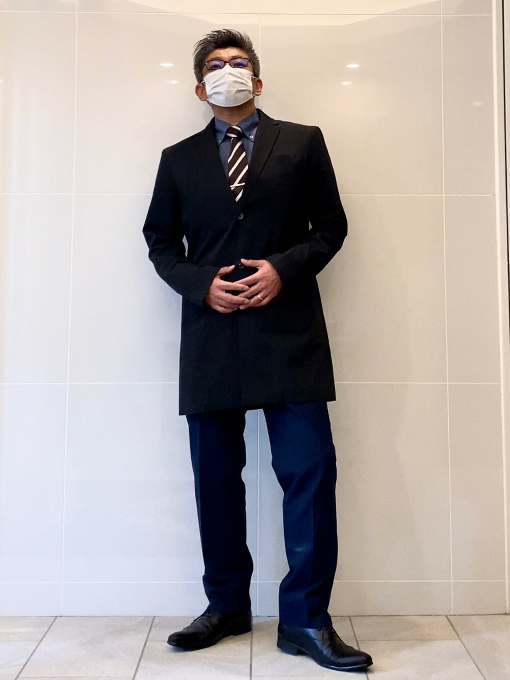 「今日のコーデ、通勤コーデ、スーツスタイル、チェスターコート、ブルー×ブラック、着回しコーデ、秋コーデ、セットアップ、nano・universe、ナノユニバース、TAKA-Q、シンプル、シンプルコーデ、おしゃれさんと繋がりたい、いいね、save、フォローお願いします🤑」｜「TAKA-Qのタカキュー] ビジネス スーツ 2ボタン レールストライプ ネイビー 2ピース AB体 レギュラーフィット セッアップスーツ メンズ（スーツセット、ブルー系）」を使った、こすちんさん（メンズ・178cm）の秋コーディネートの3枚目の写真