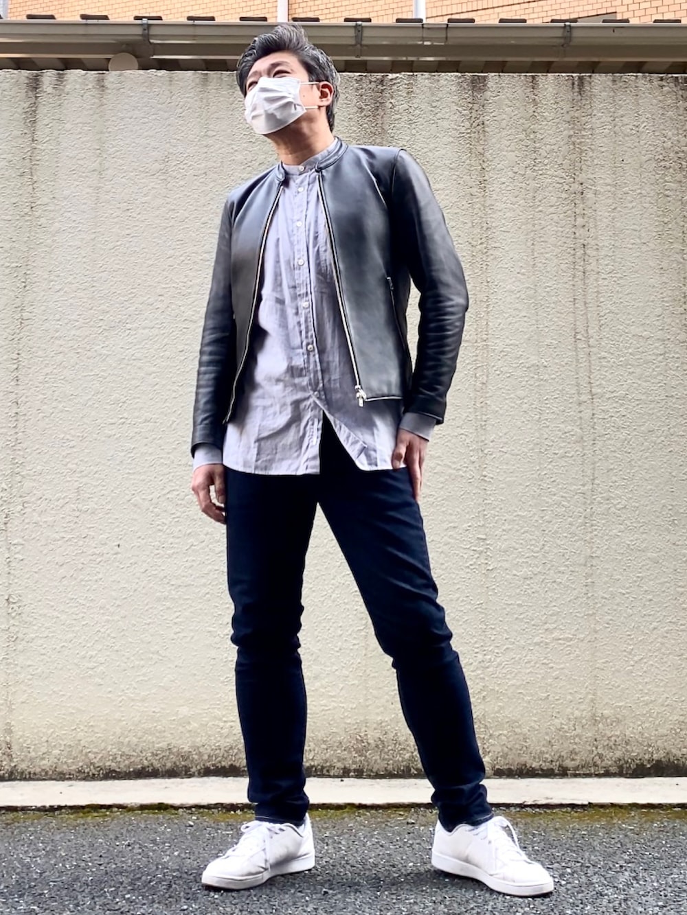 ホワイト系のスニーカー、ブルー系のデニムパンツ、グレー系のシャツ/ブラウスを着用したメンズの春コーディネートの3枚目の写真