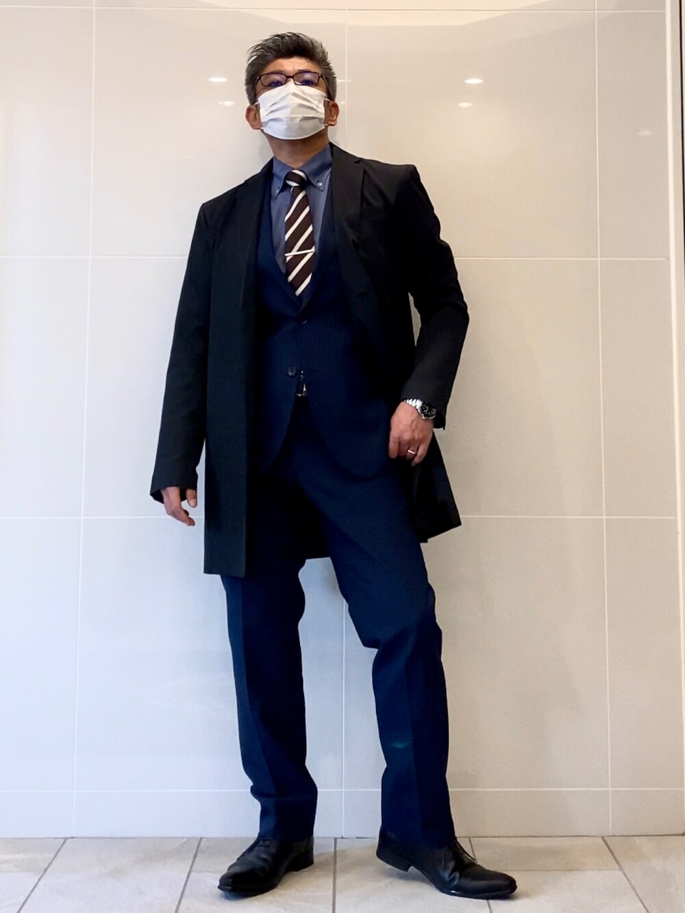 「今日のコーデ、通勤コーデ、スーツスタイル、チェスターコート、ブルー×ブラック、着回しコーデ、秋コーデ、セットアップ、nano・universe、ナノユニバース、TAKA-Q、シンプル、シンプルコーデ、おしゃれさんと繋がりたい、いいね、save、フォローお願いします🤑」｜「TAKA-Qのタカキュー] ビジネス スーツ 2ボタン レールストライプ ネイビー 2ピース AB体 レギュラーフィット セッアップスーツ メンズ（スーツセット、ブルー系）」を使った、こすちんさん（メンズ・178cm）の秋コーディネートの2枚目の写真
