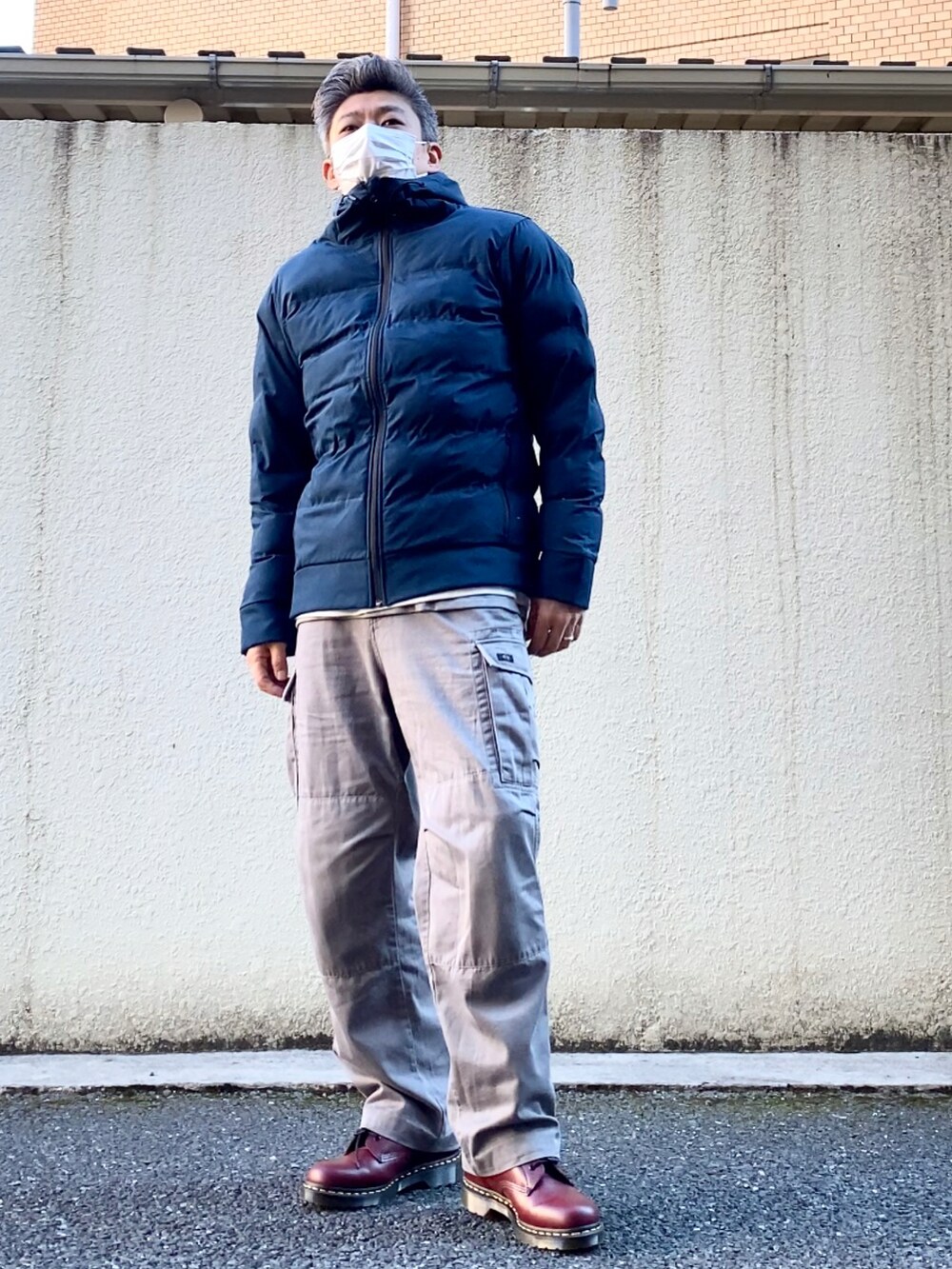 レッド系のブーツ、グレー系のカーゴパンツ、グレー系のTシャツ/カットソーを着用したメンズの冬コーディネートの5枚目の写真