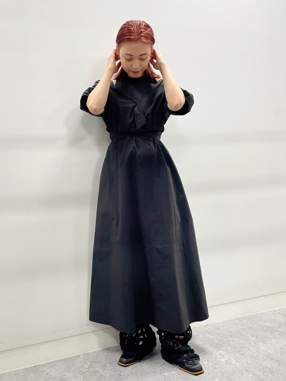 ブラック系のワンピース/ドレスを着用したレディースの冬コーディネートの2枚目の写真