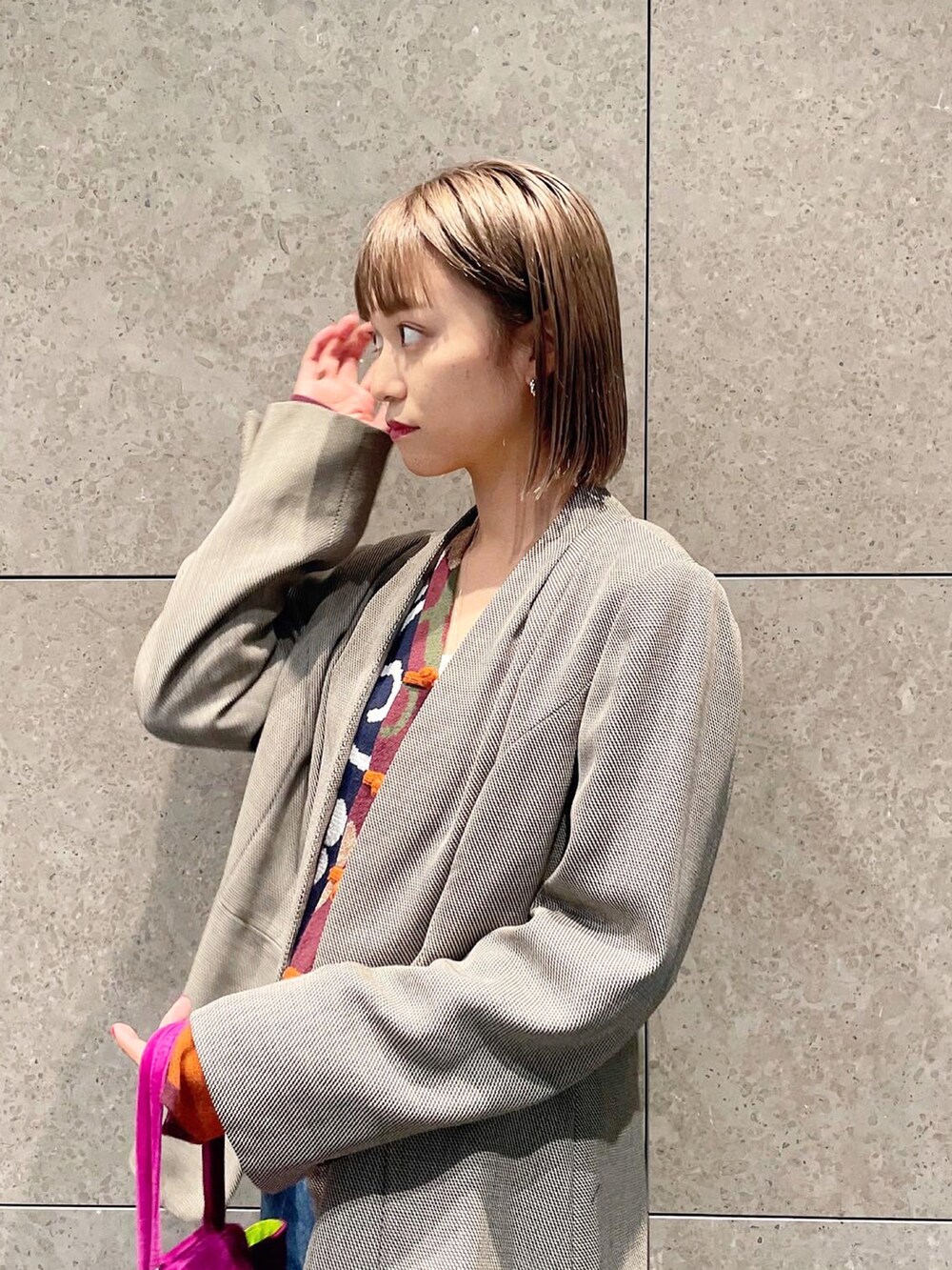 その他のブーツを着用したレディースの秋コーディネートの2枚目の写真