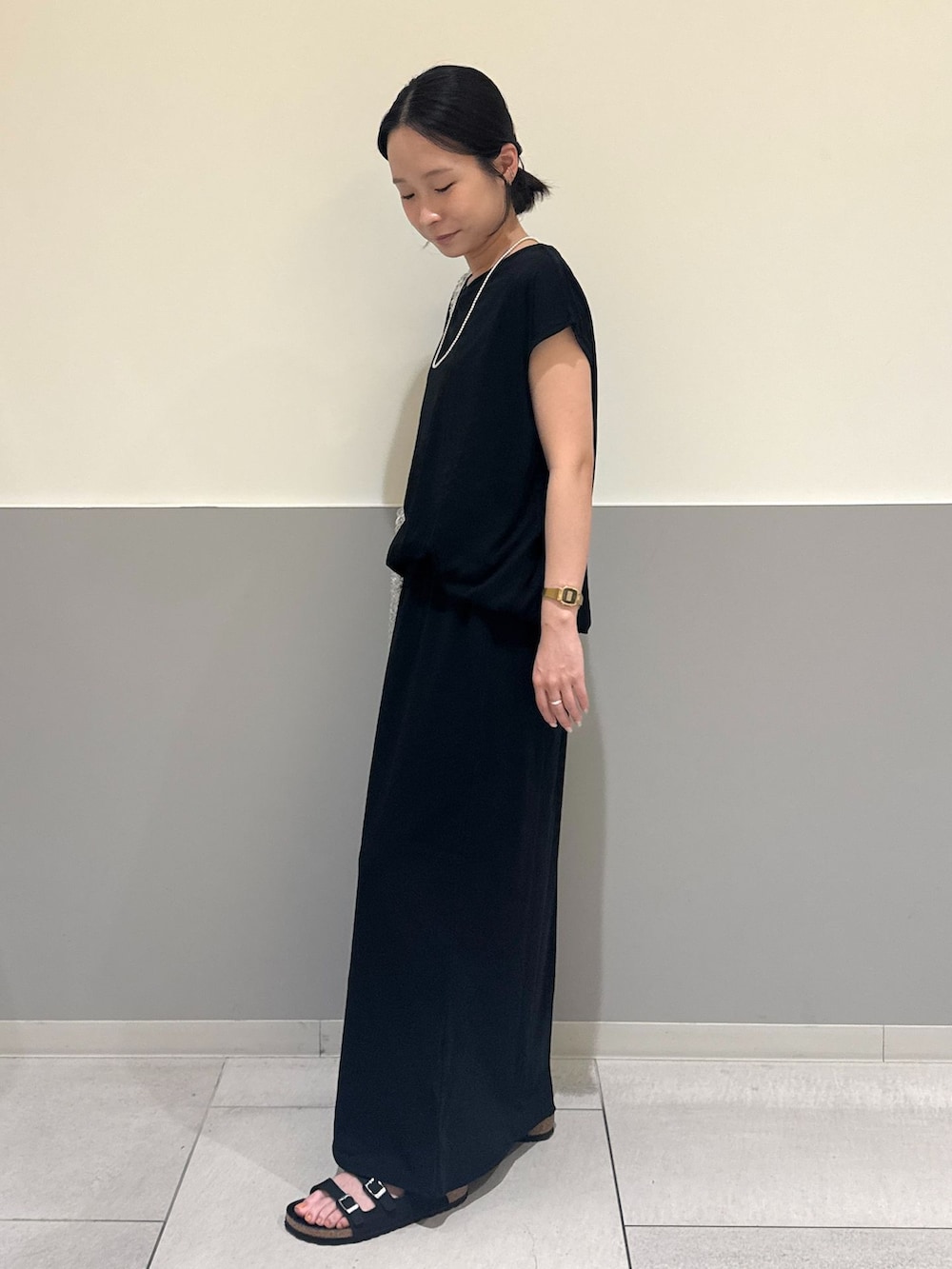 ブラック系のTシャツ/カットソー、シルバー系のショルダーバッグ、ブラック系のサンダルを着用したレディースの夏コーディネートの3枚目の写真