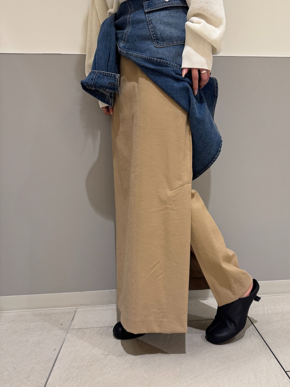ブルー系のシャツ/ブラウス、ベージュ系のスカート、ホワイト系のニット/セーターを着用したレディースの春コーディネートの5枚目の写真
