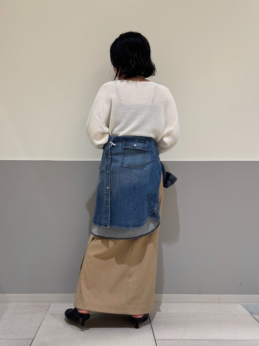 ブルー系のシャツ/ブラウス、ベージュ系のスカート、ホワイト系のニット/セーターを着用したレディースの春コーディネートの3枚目の写真