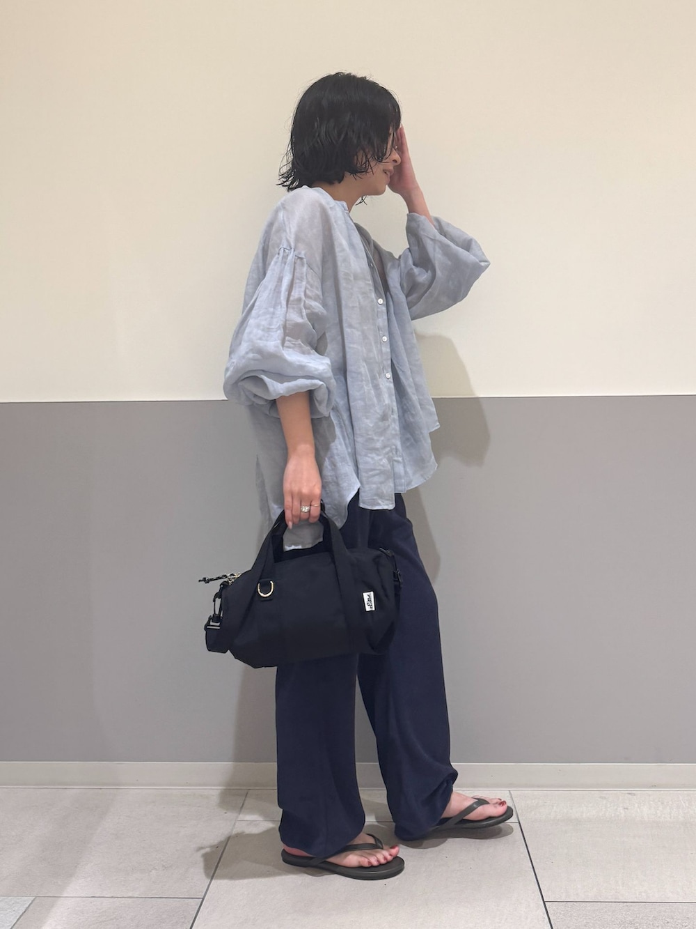 ブルー系のその他パンツ、ブルー系のシャツ/ブラウス、ベージュ系のTシャツ/カットソーを着用したレディースの夏コーディネートの2枚目の写真