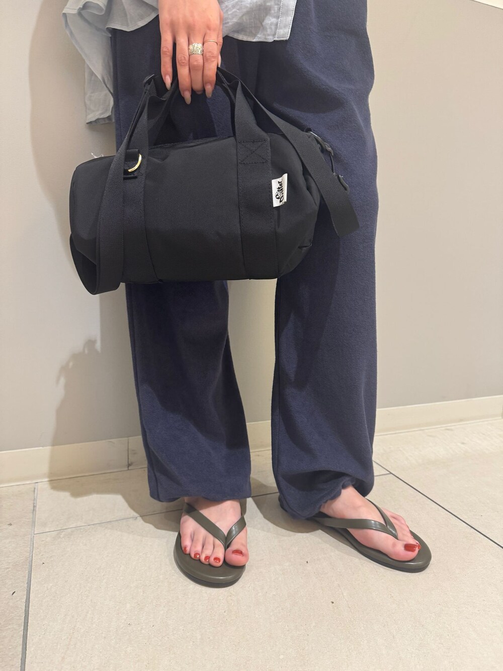 ブルー系のその他パンツ、ブルー系のシャツ/ブラウス、ベージュ系のTシャツ/カットソーを着用したレディースの夏コーディネートの6枚目の写真