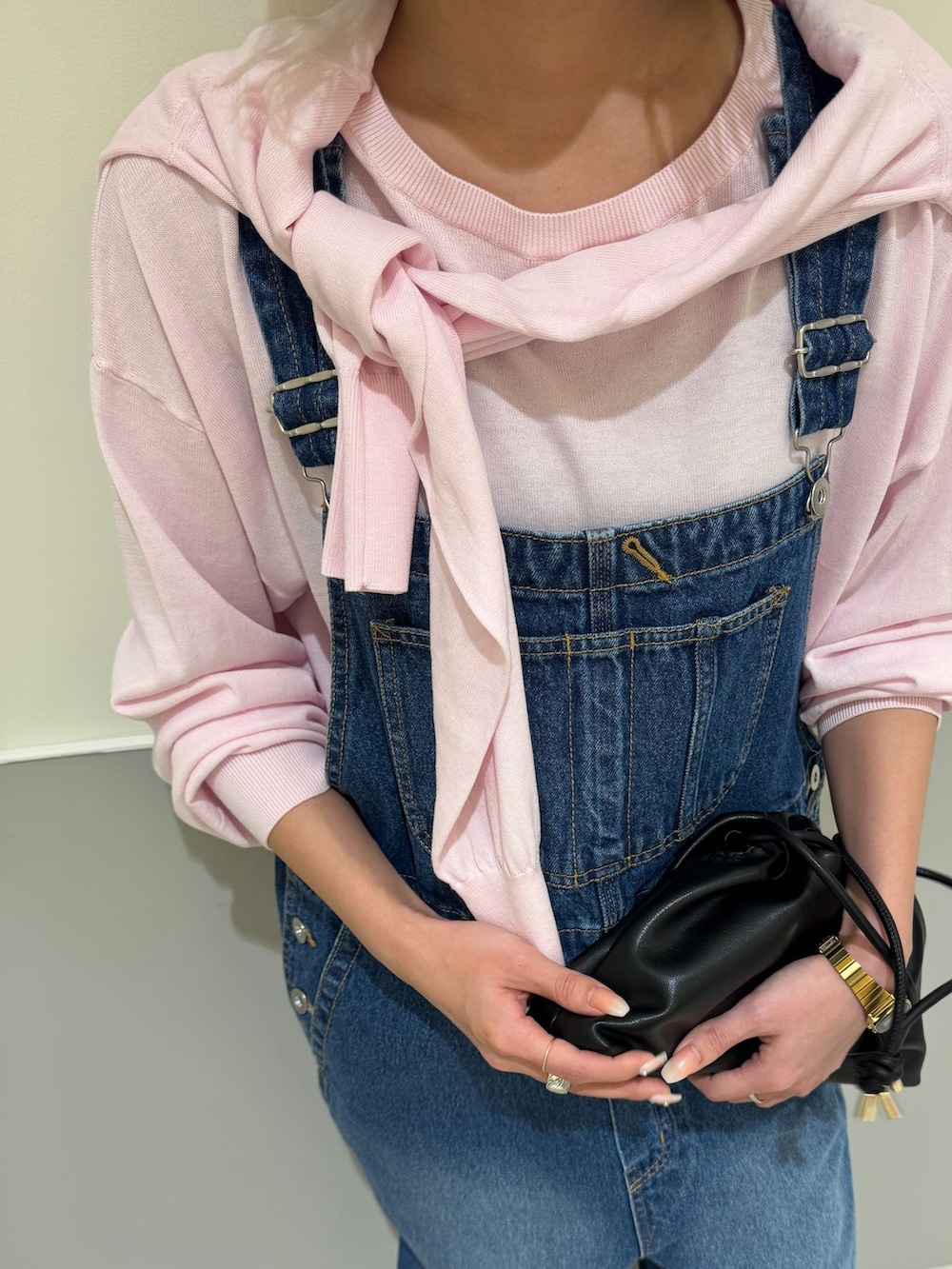 ブルー系のサロペット/オーバーオール、ピンク系のカーディガン/ボレロ、ピンク系のニット/セーターを着用したレディースの春コーディネートの4枚目の写真