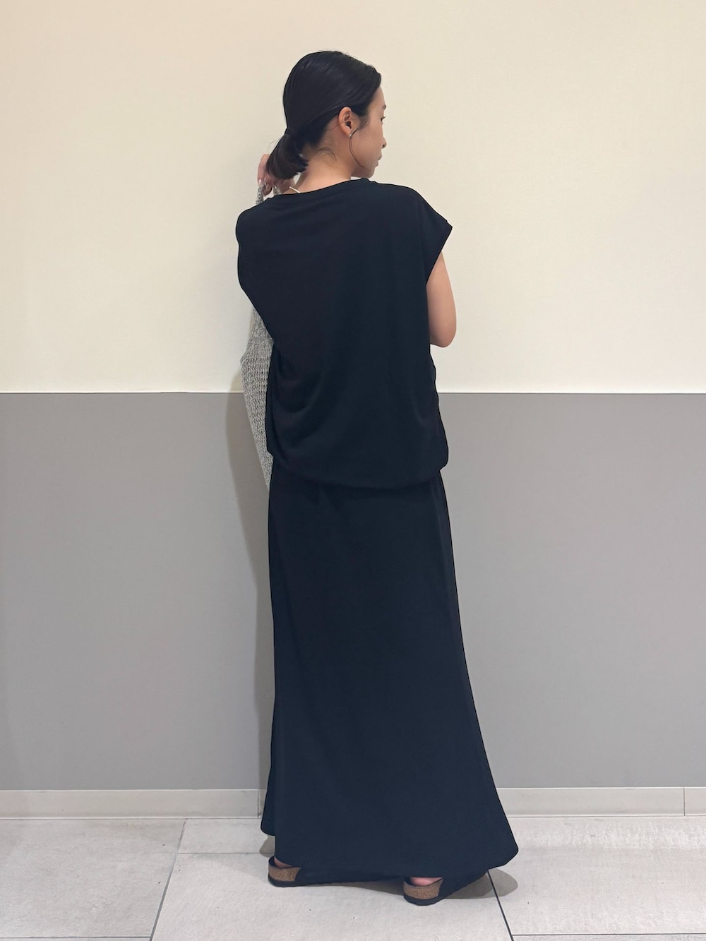 ブラック系のTシャツ/カットソー、シルバー系のショルダーバッグ、ブラック系のサンダルを着用したレディースの夏コーディネートの2枚目の写真