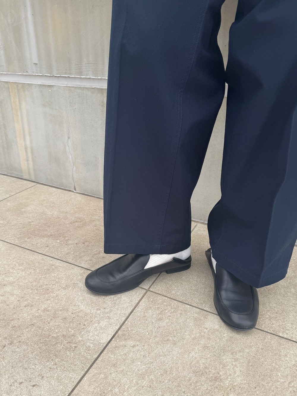ブラック系のローファー、ブルー系のカーゴパンツ、グリーン系のシャツ/ブラウスを着用したレディースの冬コーディネートの7枚目の写真