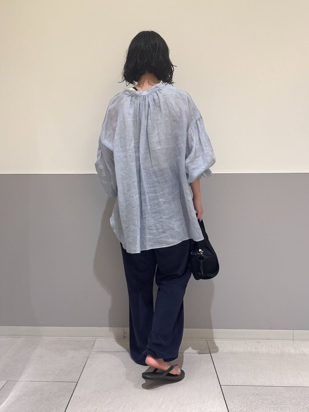 ブルー系のその他パンツ、ブルー系のシャツ/ブラウス、ベージュ系のTシャツ/カットソーを着用したレディースの夏コーディネートの3枚目の写真