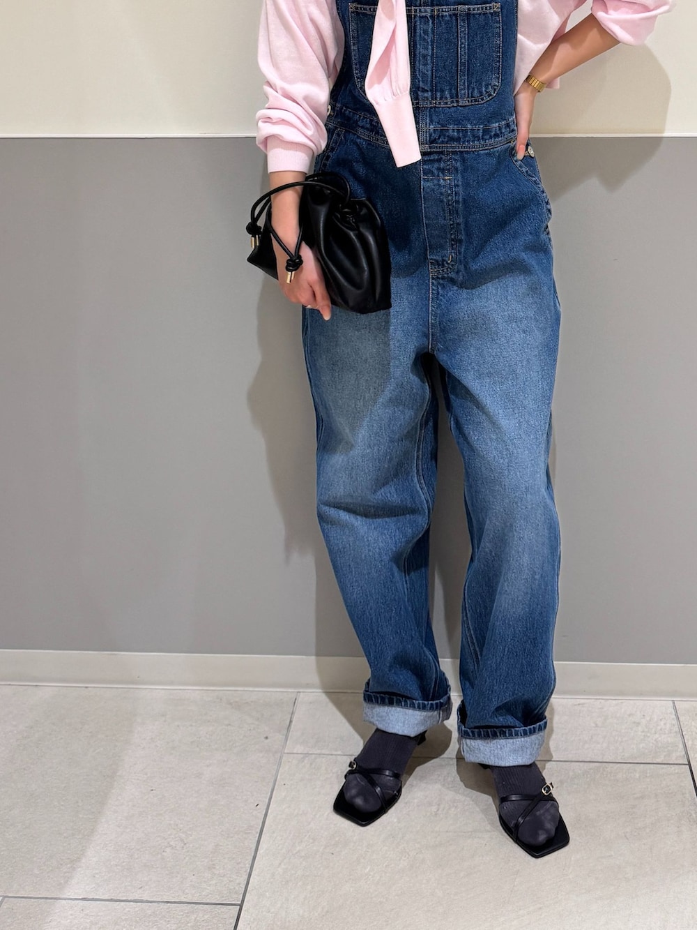 ブルー系のサロペット/オーバーオール、ピンク系のカーディガン/ボレロ、ピンク系のニット/セーターを着用したレディースの春コーディネートの5枚目の写真