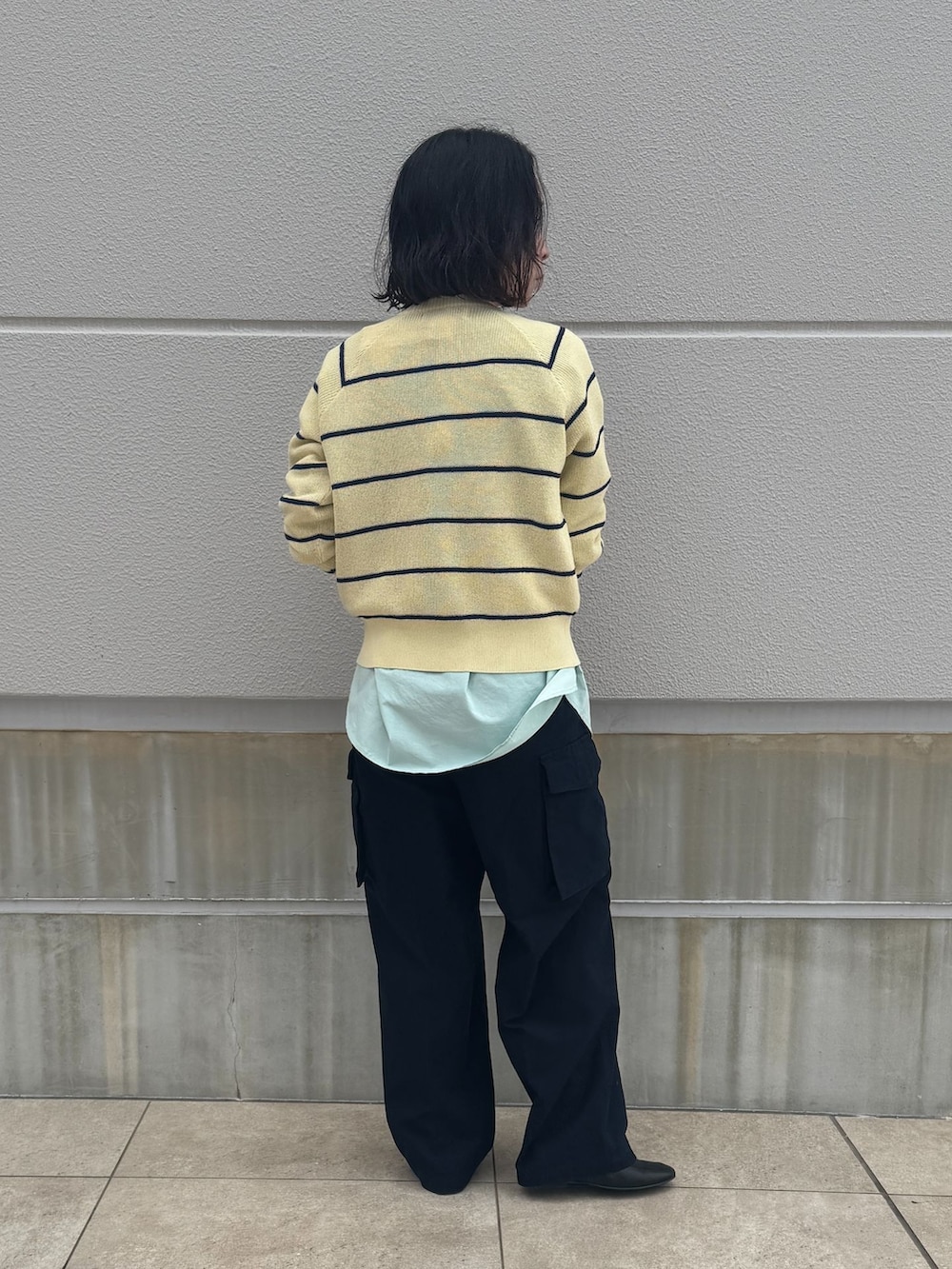 ブラック系のローファー、ブルー系のカーゴパンツ、グリーン系のシャツ/ブラウスを着用したレディースの冬コーディネートの3枚目の写真