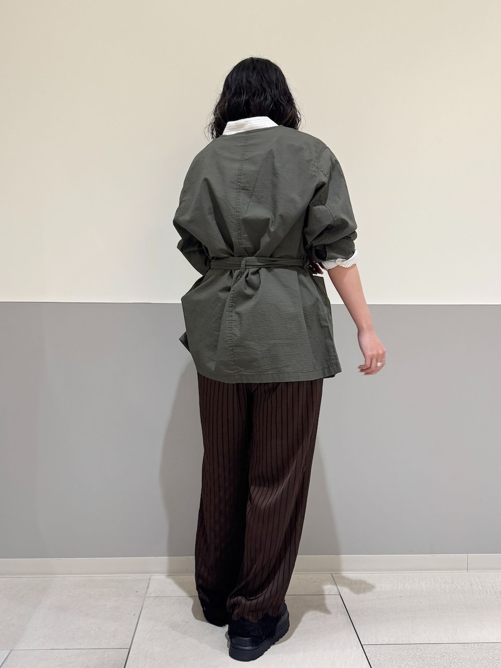 グリーン系のその他アウター、ブラウン系のその他パンツ、ホワイト系のシャツ/ブラウスを着用したレディースの春コーディネートの3枚目の写真