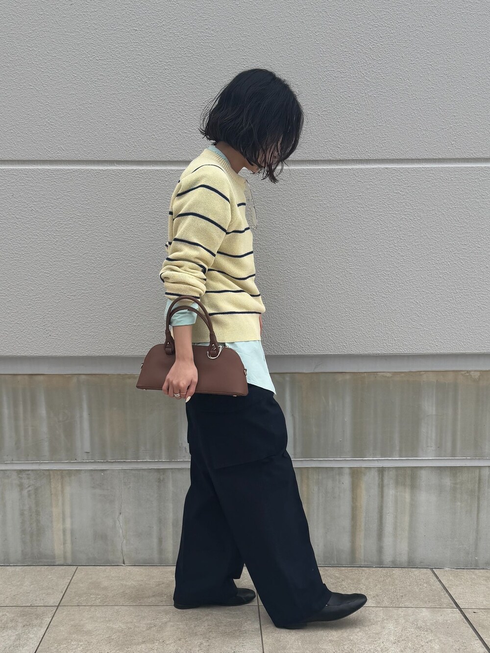 ブラック系のローファー、ブルー系のカーゴパンツ、グリーン系のシャツ/ブラウスを着用したレディースの冬コーディネートの2枚目の写真